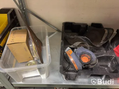 Hyllor med verktyg och blandade tillbehör