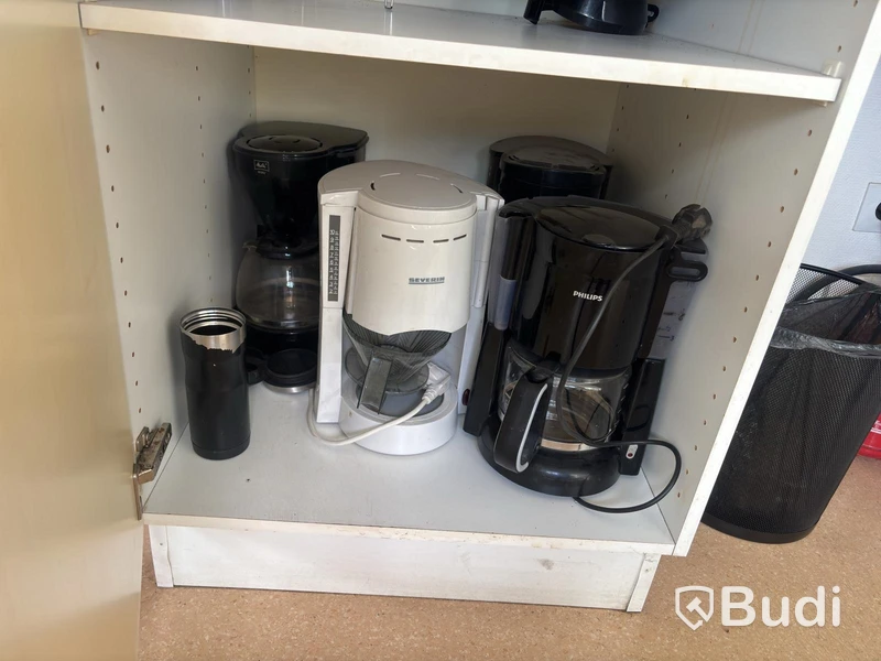 Kitchen utensils and dining table, etc.