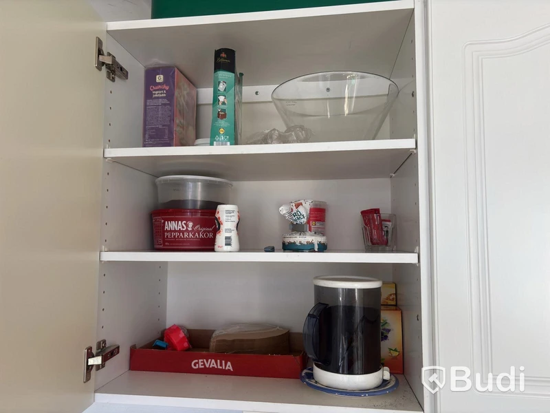 Kitchen utensils and dining table, etc.
