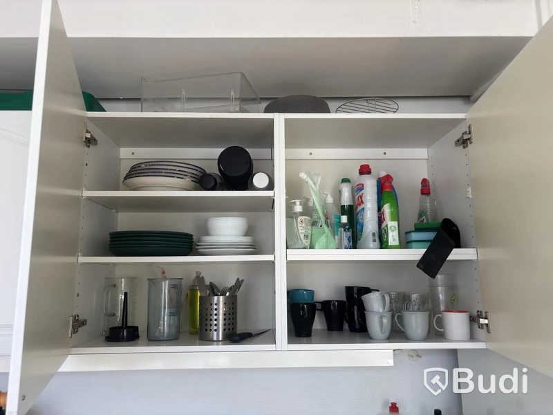Kitchen utensils and dining table, etc.