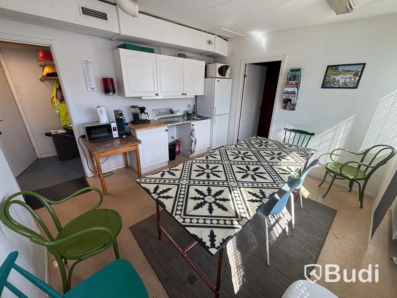 Kitchen utensils and dining table, etc.