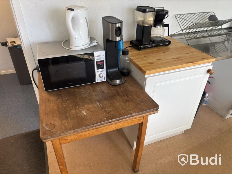 Kitchen utensils and dining table, etc.