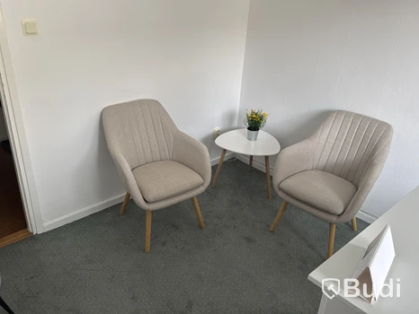 Två fåtöljer och litet bord