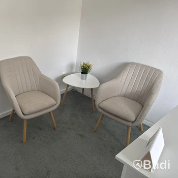 Två fåtöljer och litet bord