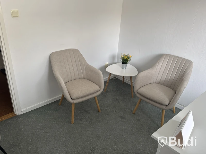 Två fåtöljer och litet bord