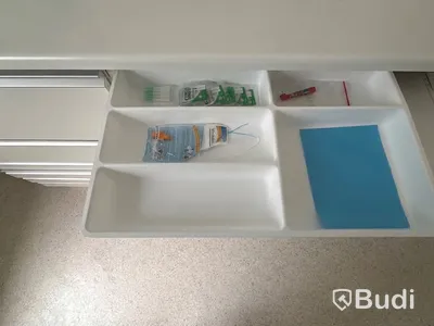 Inredning och tandläkarinventarier, skåp med tillbehör