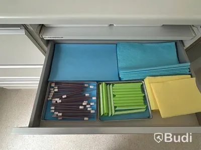 Inredning och tandläkarinventarier, skåp med tillbehör