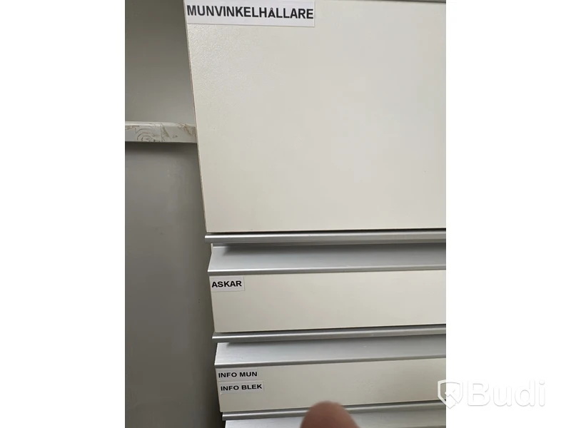 Inredning och tandläkarinventarier, skåp med tillbehör