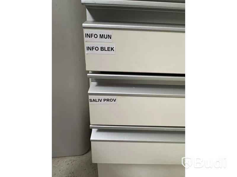 Inredning och tandläkarinventarier, skåp med tillbehör