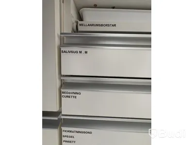Inredning och tandläkarinventarier, skåp med tillbehör