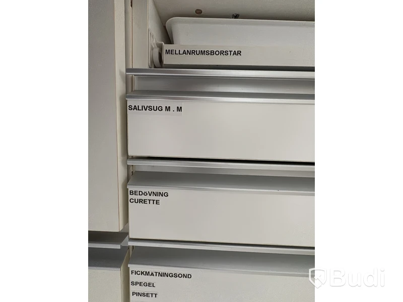Inredning och tandläkarinventarier, skåp med tillbehör