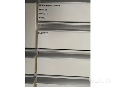 Inredning och tandläkarinventarier, skåp med tillbehör