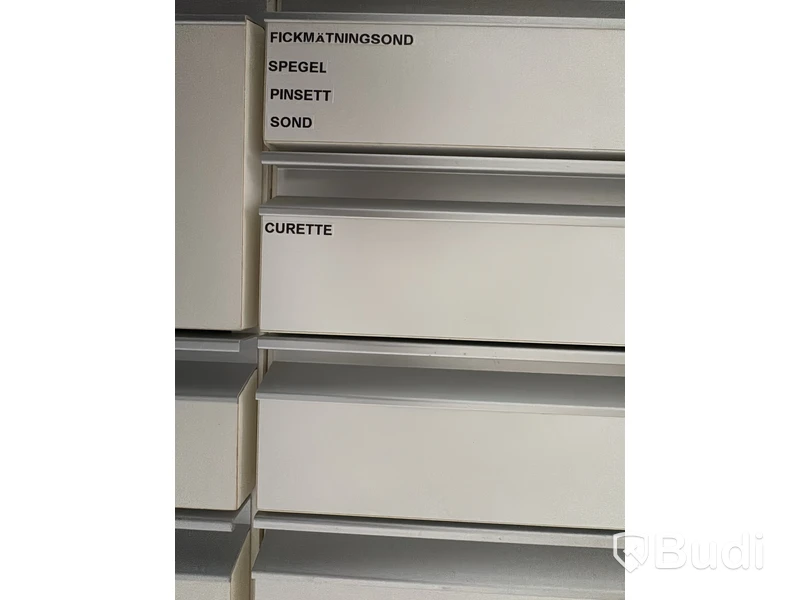 Inredning och tandläkarinventarier, skåp med tillbehör