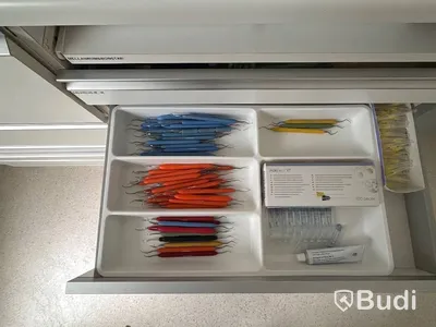 Inredning och tandläkarinventarier, skåp med tillbehör