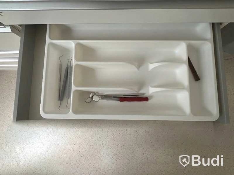 Inredning och tandläkarinventarier, skåp med tillbehör