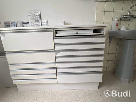 Inredning och tandläkarinventarier, skåp med tillbehör