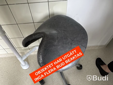 Sadelstol på hjul, grå