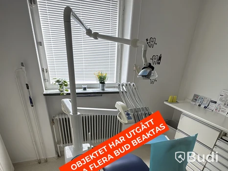 Tandläkarstol PLANMECA COMPACT i med instrumentenhet och operationslampa