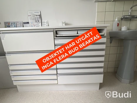 Inredning och tandläkarinventarier, skåp med tillbehör