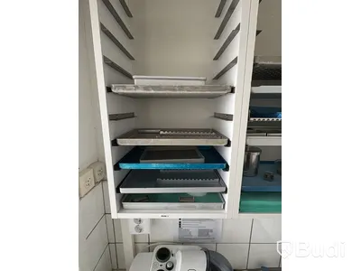 Väggskåp med brickor och insatser