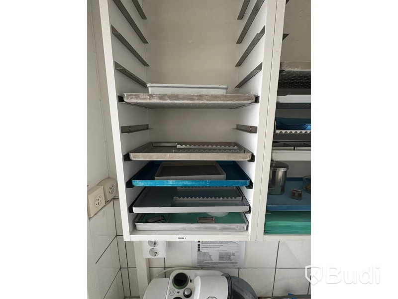Väggskåp med brickor och insatser
