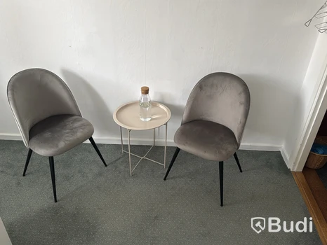 Två stolar och ett litet bord