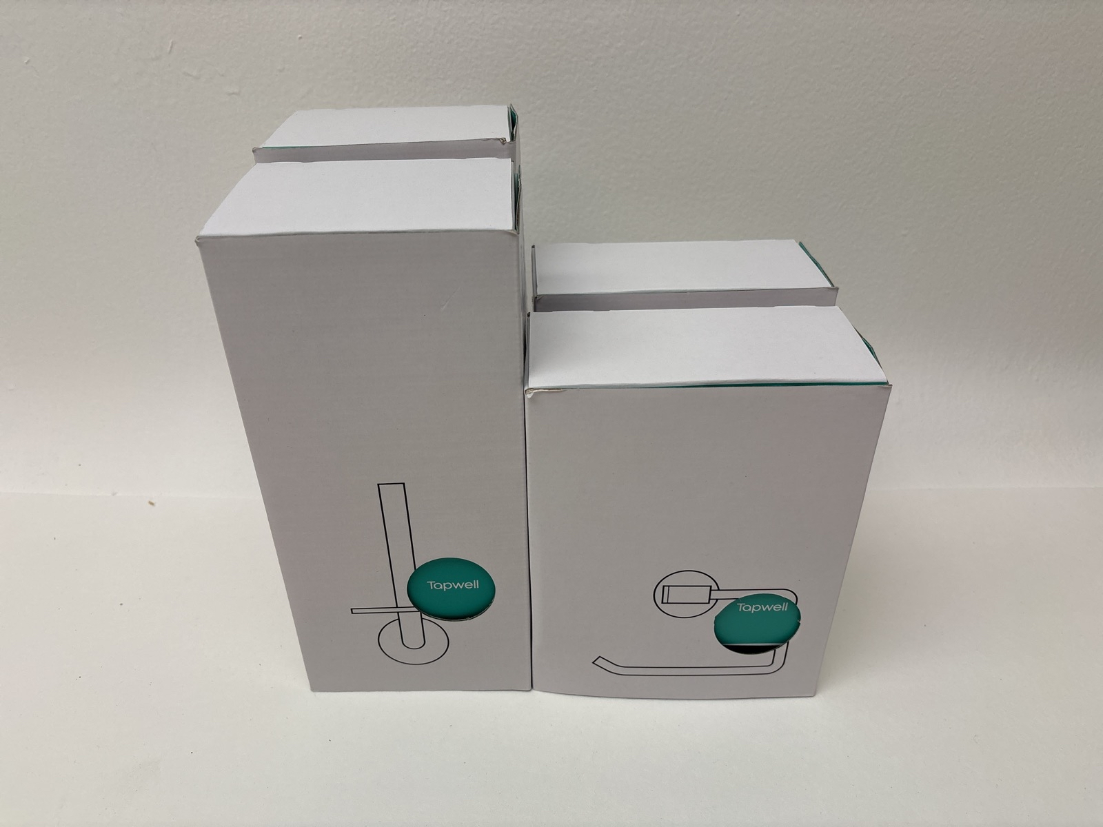 Parti med badrumstillbehör Tapwell Ascot grey.