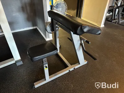 Preacher Curl Machine