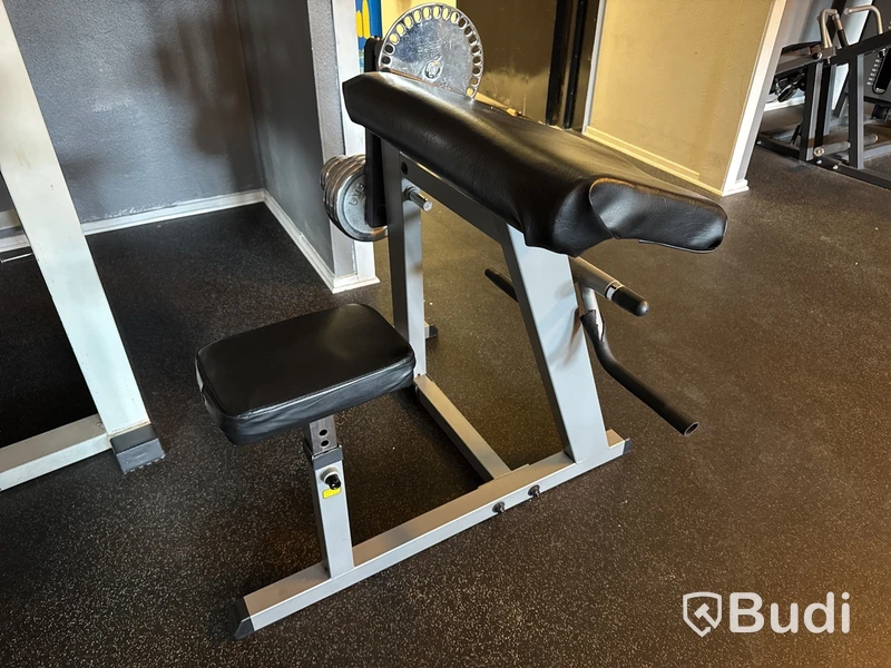 Preacher Curl Machine