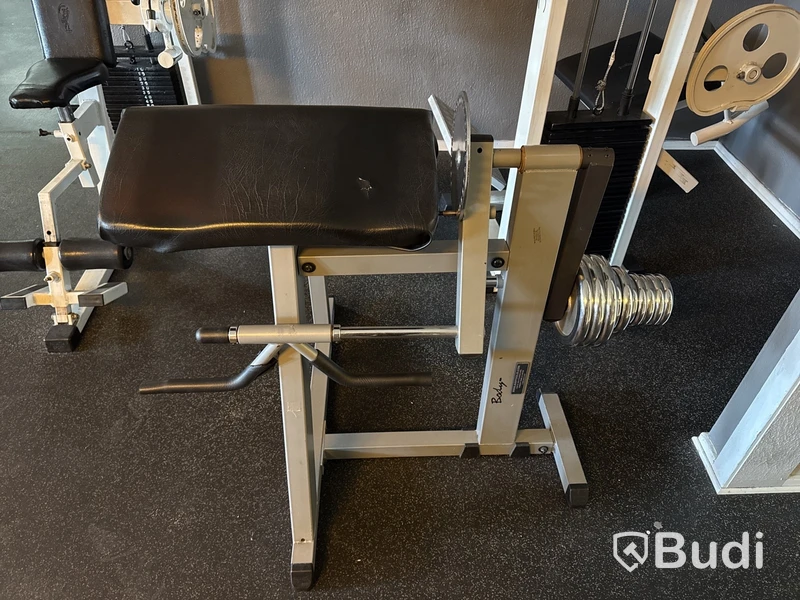 Preacher Curl Machine