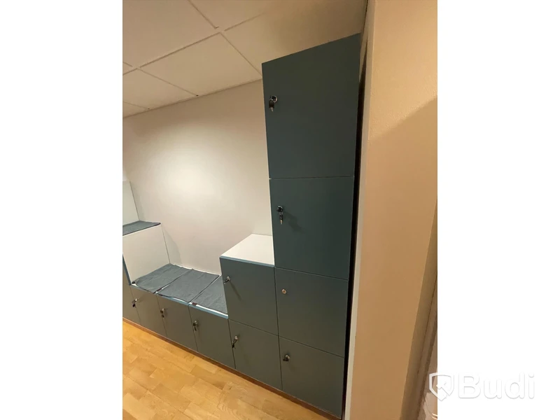 Förvaringsmöbel med låsbara skåp och nycklar. B280xH208cm, Totalt 14st skåp