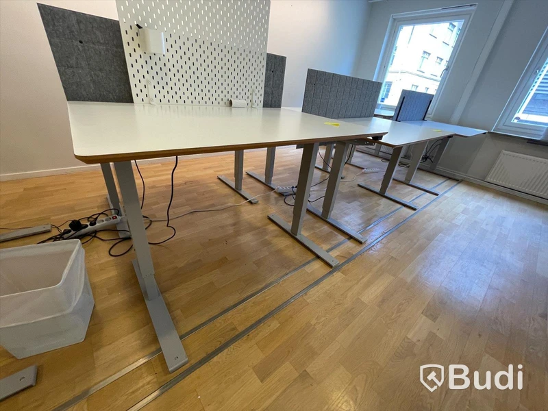 Elektriskt höj och sänkbart skrivbord 120x80 med vit skärmvägg med förvaring