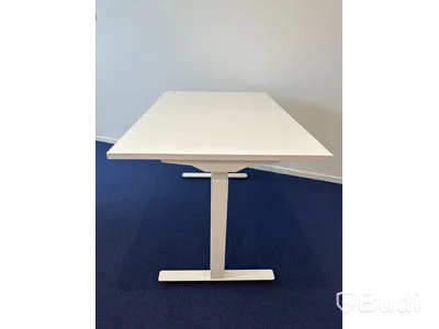 Skrivbord, Elektriskt höj-/sänkbart Höjd(cm): 120 Bredd(cm): 80, ink inbyggd eluttag