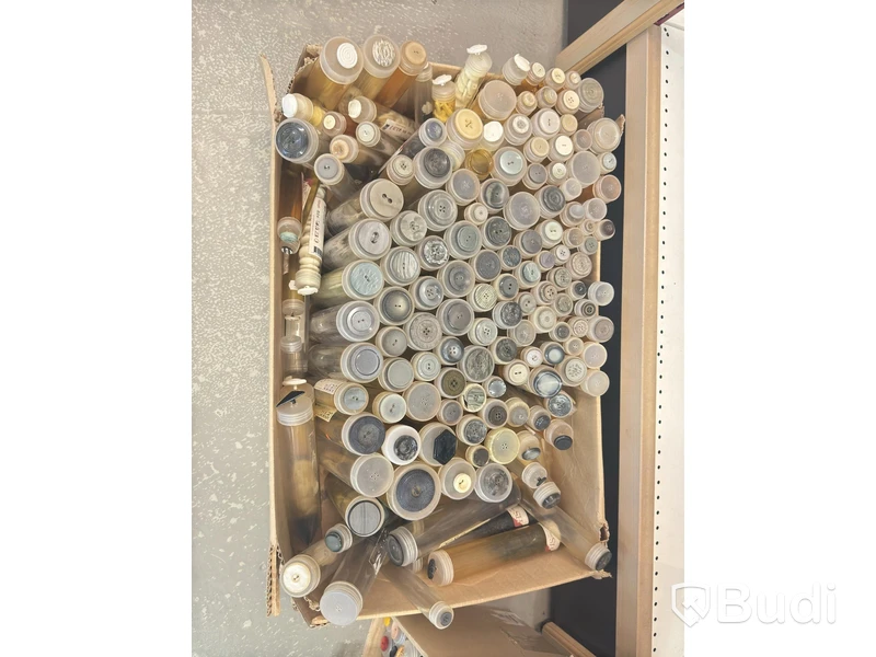 Lot of assorted buttons - see all images for contents