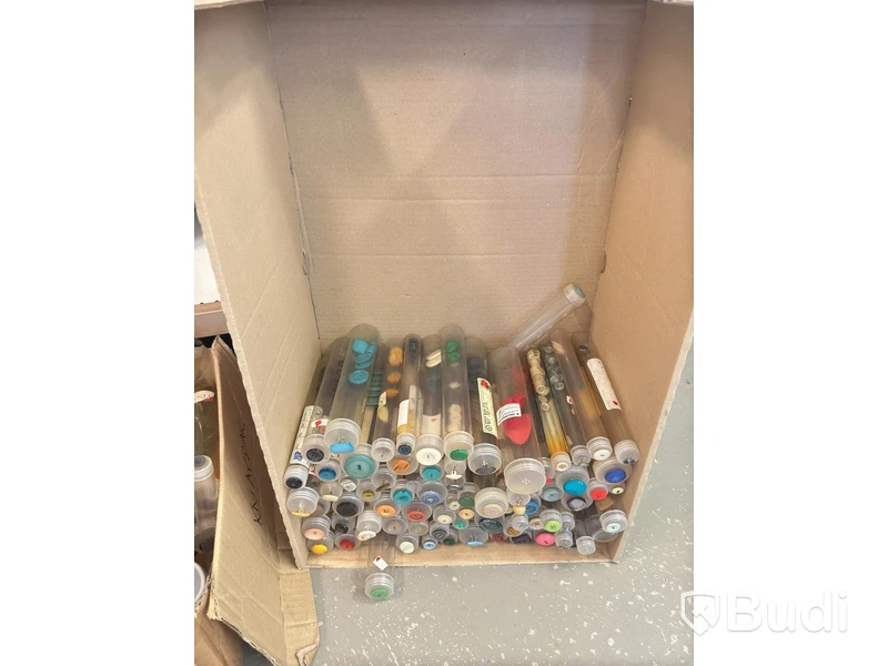 Lot of assorted buttons - see all images for contents