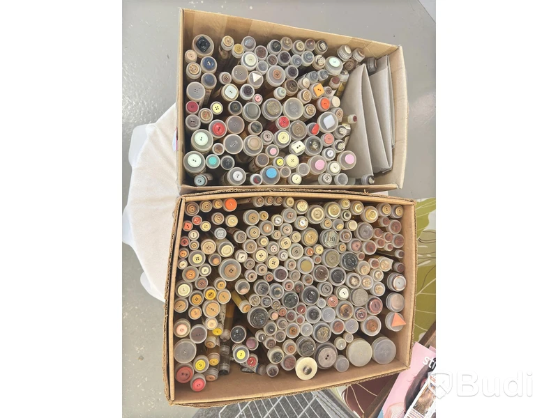 Lot of assorted buttons - see all images for contents