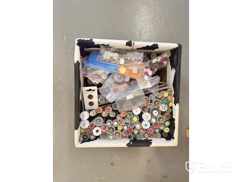 Lot of assorted buttons - see all images for contents