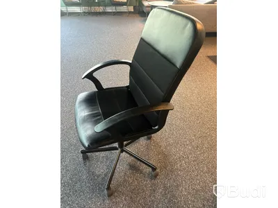 Höj- och sänkbart skrivbord Ikea Bekant, inkl. kontorsstol Ikea Renberget