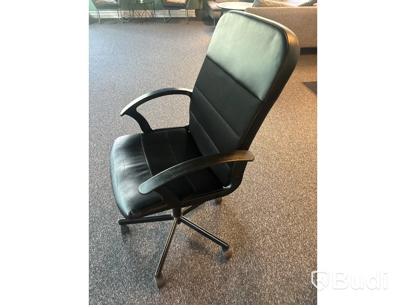 Höj- och sänkbart skrivbord Ikea Bekant, inkl. kontorsstol Ikea Renberget