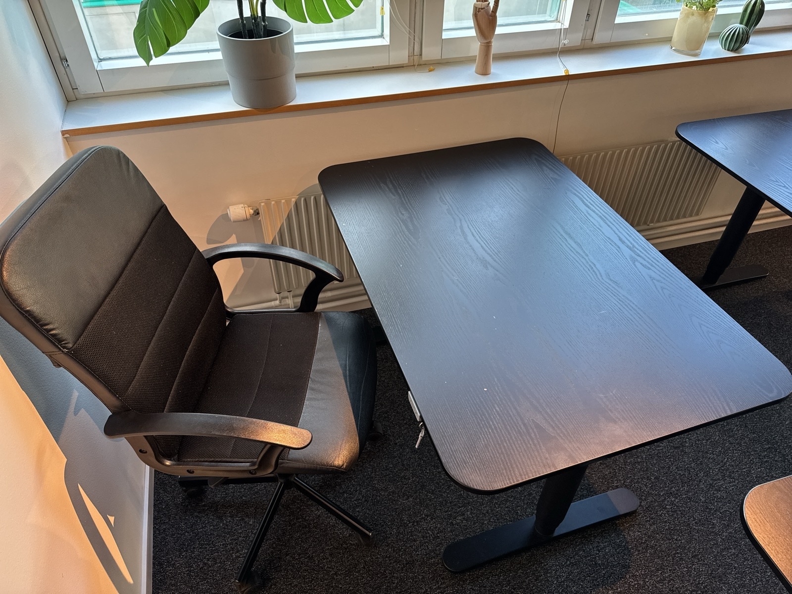 Höj- och sänkbart skrivbord Ikea Bekant, inkl. kontorsstol Ikea Renberget