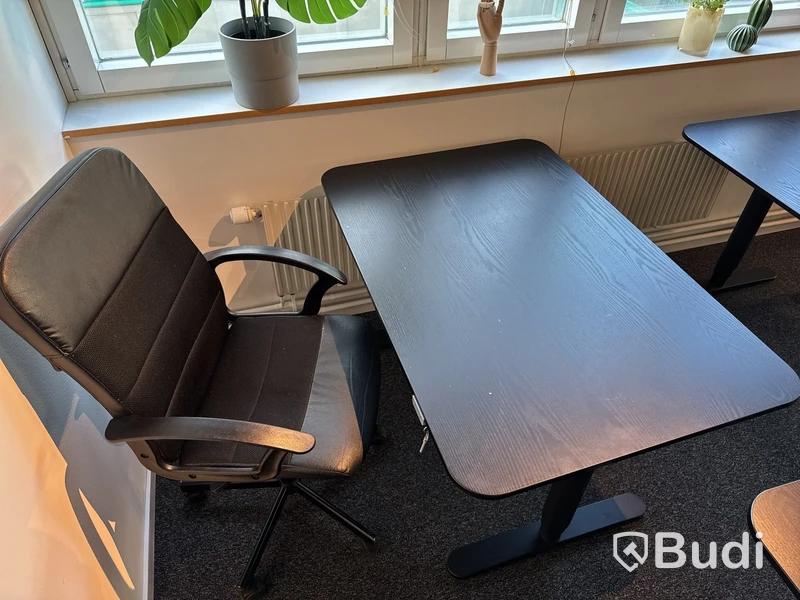 Höj- och sänkbart skrivbord Ikea Bekant, inkl. kontorsstol Ikea Renberget