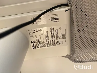 Höj- och sänkbart skrivbord Ikea Bekant, inkl. kontorsstol, skärm och skrivbordslampa