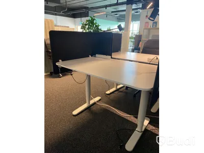Höj- och sänkbart skrivbord Ikea Bekant, inkl. kontorsstol, skärm och skrivbordslampa