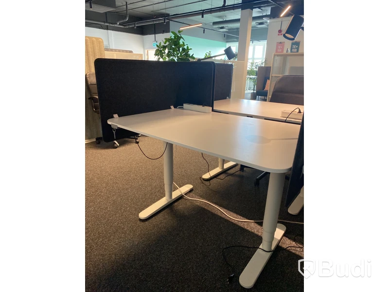 Höj- och sänkbart skrivbord Ikea Bekant, inkl. kontorsstol, skärm och skrivbordslampa