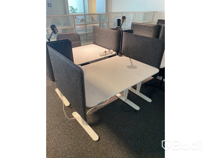 Höj- och sänkbart skrivbord Ikea Bekant, inkl. kontorsstol, skärm och skrivbordslampa