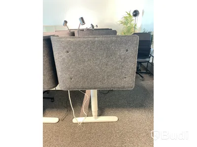 Höj- och sänkbart skrivbord Ikea Bekant, inkl. kontorsstol, skärm och skrivbordslampa