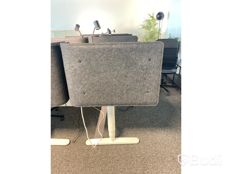 Höj- och sänkbart skrivbord Ikea Bekant, inkl. kontorsstol, skärm och skrivbordslampa