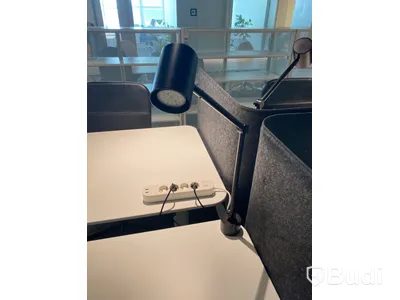 Höj- och sänkbart skrivbord Ikea Bekant, inkl. kontorsstol, skärm och skrivbordslampa