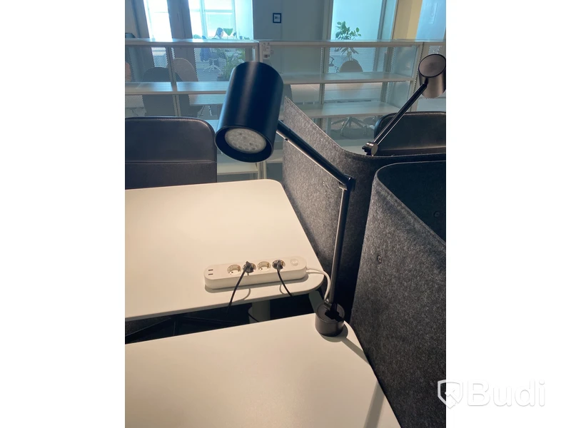 Höj- och sänkbart skrivbord Ikea Bekant, inkl. kontorsstol, skärm och skrivbordslampa