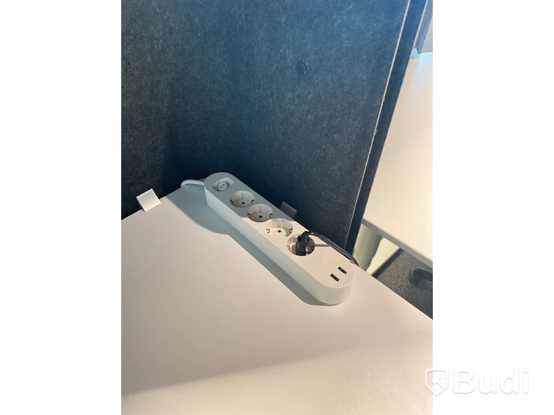 Höj- och sänkbart skrivbord Ikea Bekant, inkl. kontorsstol, skärm och skrivbordslampa